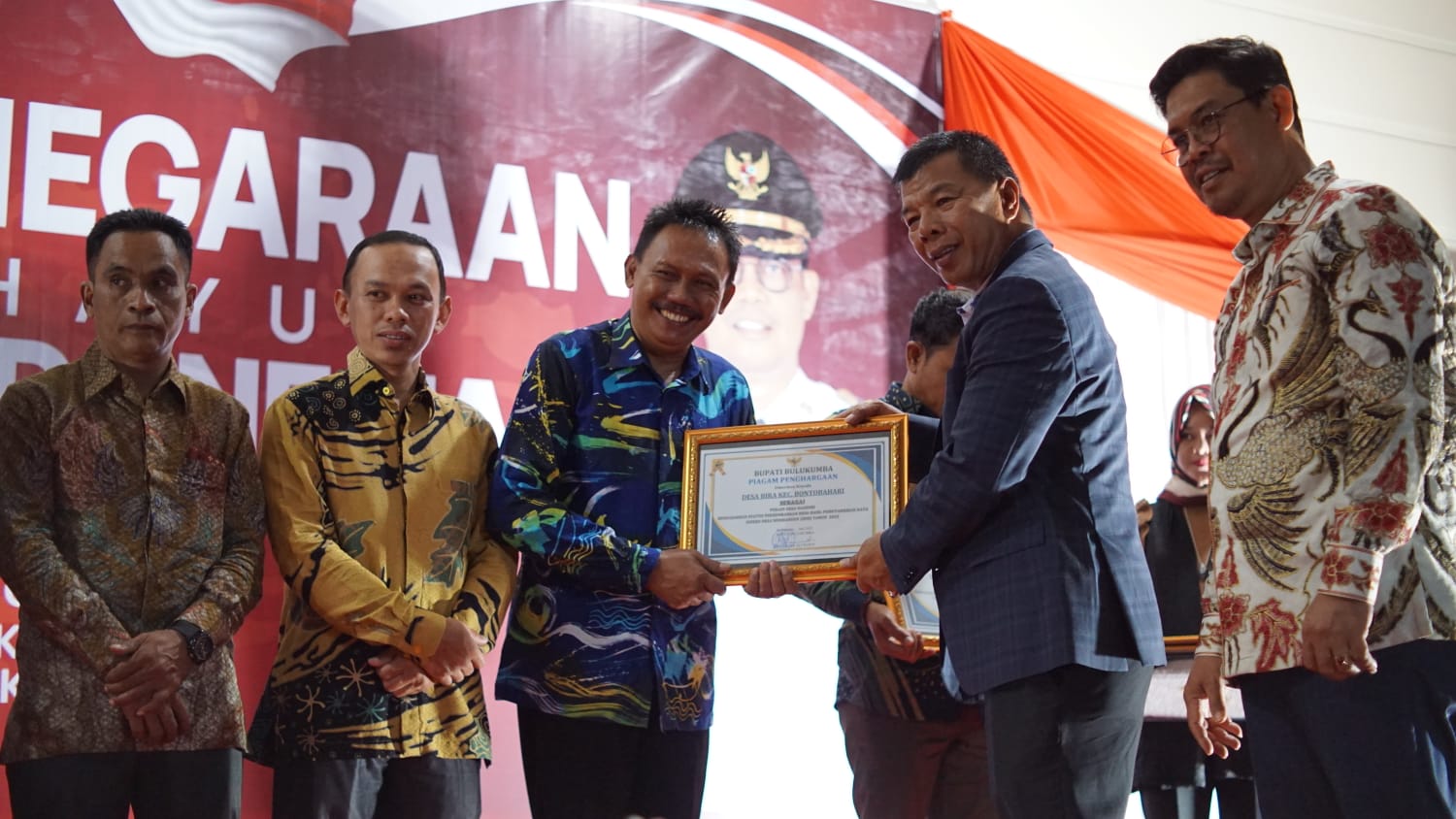 Desa Bira Menerima Penghargaan Sebagai Salah Satu Desa Mandiri se-Kabupaten Bulukumba