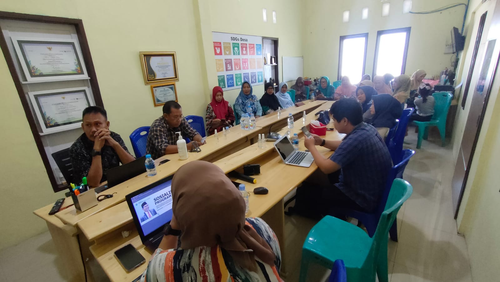 Menuju Masyarakat yang Terinsformasi melalui Pendampingan Sosialisasi Keterbukaan Informasi Publik di Desa Bira