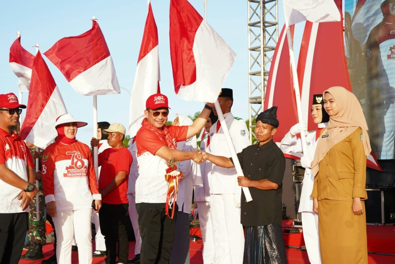 Gerakan Nasional Pembagian 10 Juta Bendera Merah Putih Sukses Dilaksanakan di Desa Bira