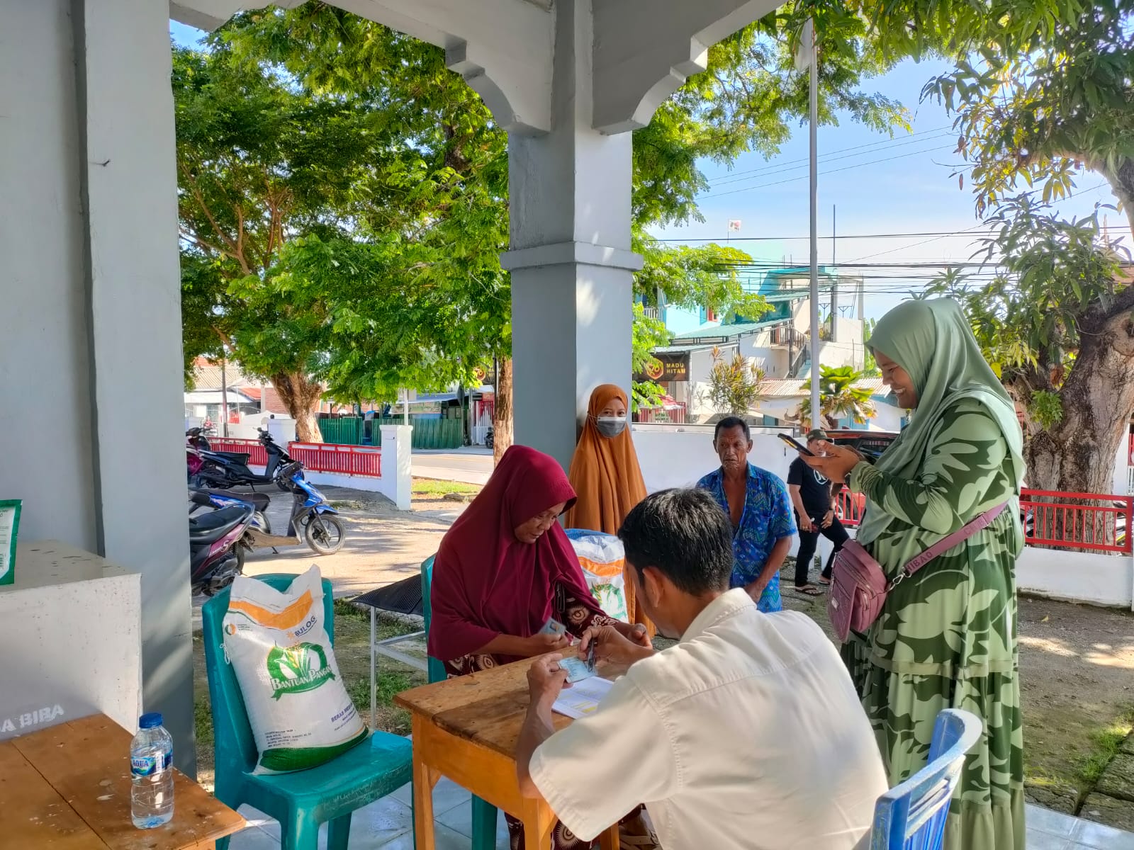 Penyaluran Beras Bantuan Pangan Januari-Februari Oleh Pemdes Bira