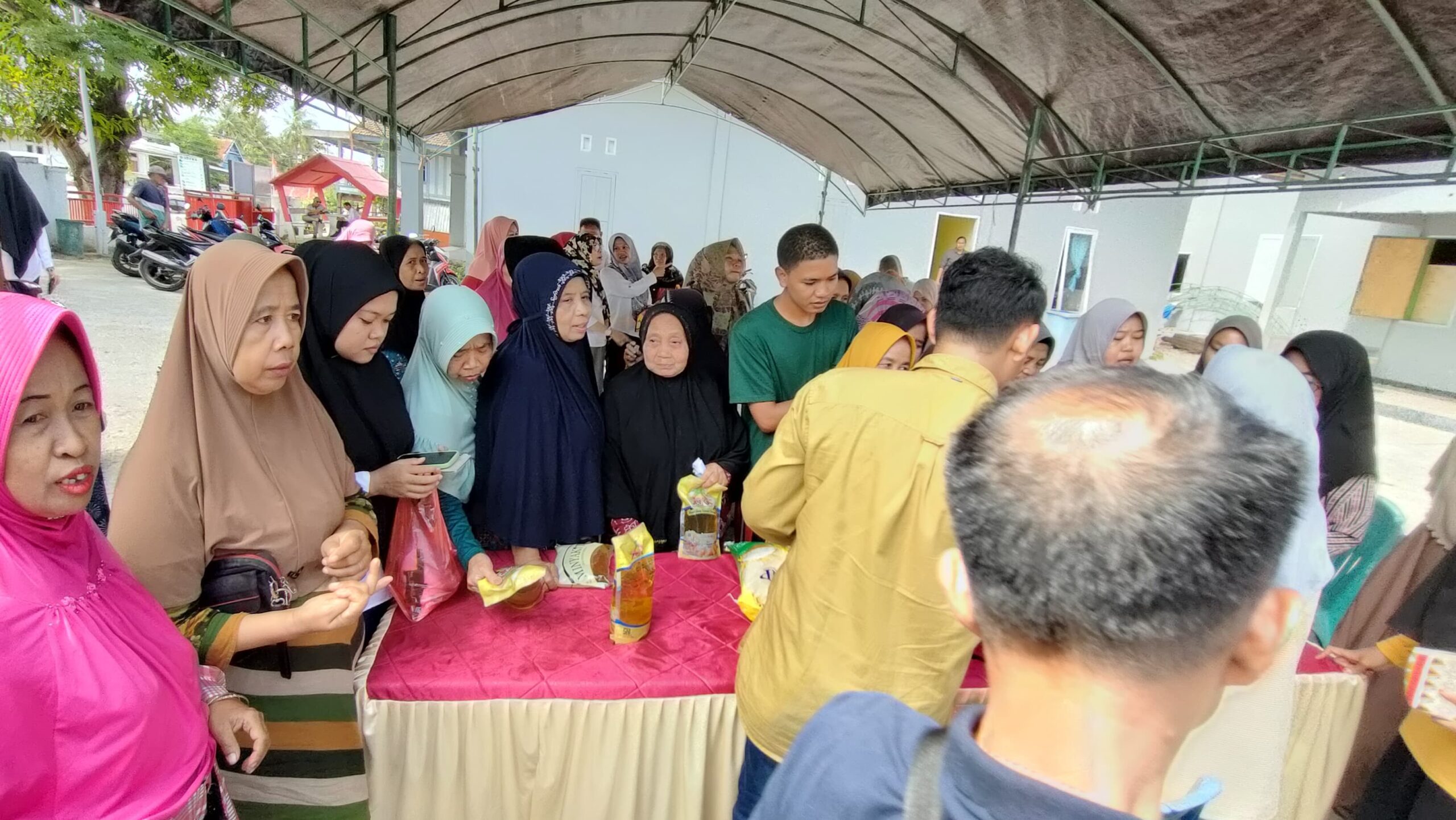 Antrian Warga Serbu Pasar Murah Desa Bira
