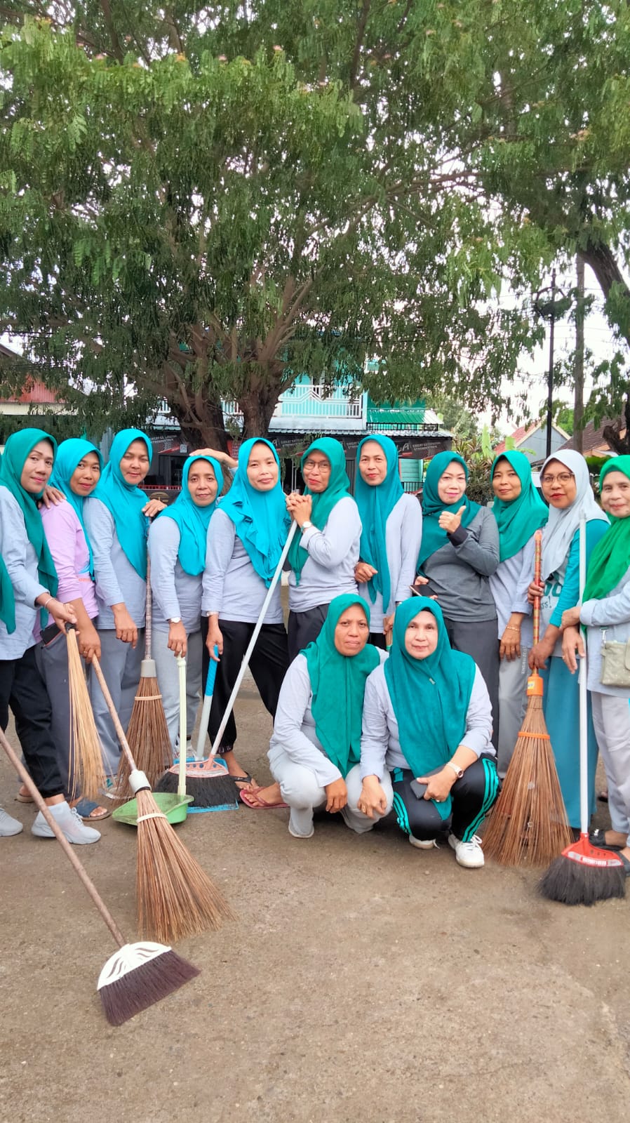 Kerja Bakti Membersihkan Lingkungan di Kantor Desa Bira