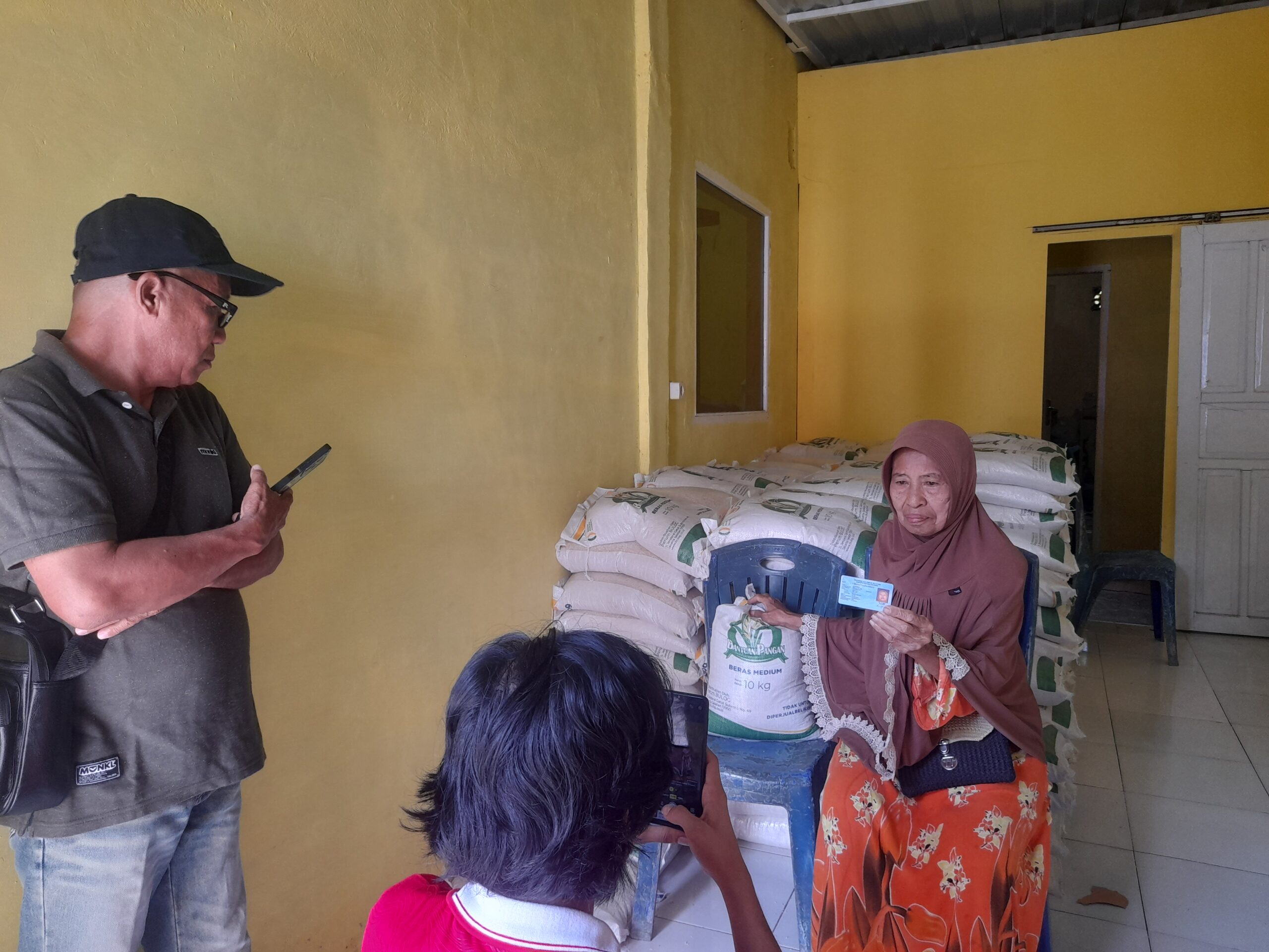 Penyaluran Beras Bantuan Pangan Bulog Periode Bulan Juni–Juli 2025 Digelar di Desa Bira
