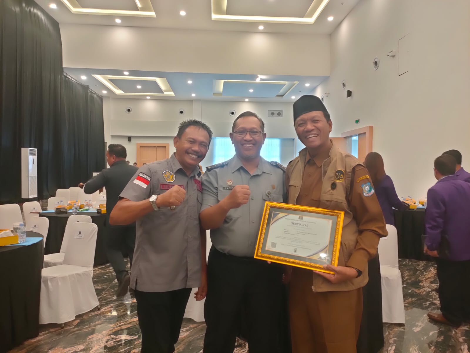 Pos Bantuan Hukum Desa Bira Terima STR pada Penghargaan Peacemaker Justice Award